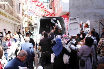 Kapanın elinde kaldı! Yüzde elli indirimi duyan koştu, izdiham yaşandı