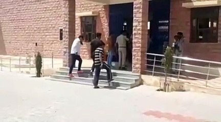 पत्नी ने पुलिस को पकड़ तस्कर पति को भगाया, video में देखें कैसे भागा