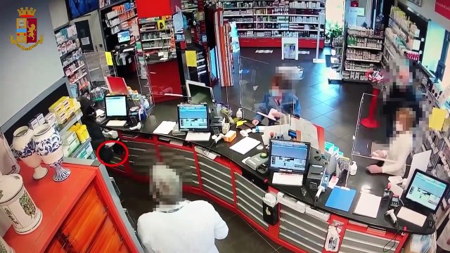 Monza, rapina una farmacia a mano armata: all’uscita trova la Polizia (09.04.22)