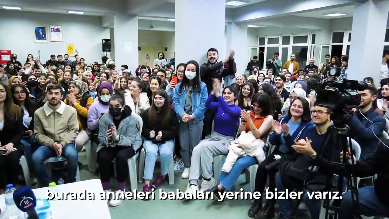 Öğrencilerden Mansur Yavaş’a şarkı sürprizi