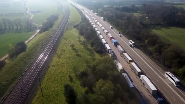 Colas kilométricas en los accesos al puerto de Dover tras la suspensión de rutas de una naviera