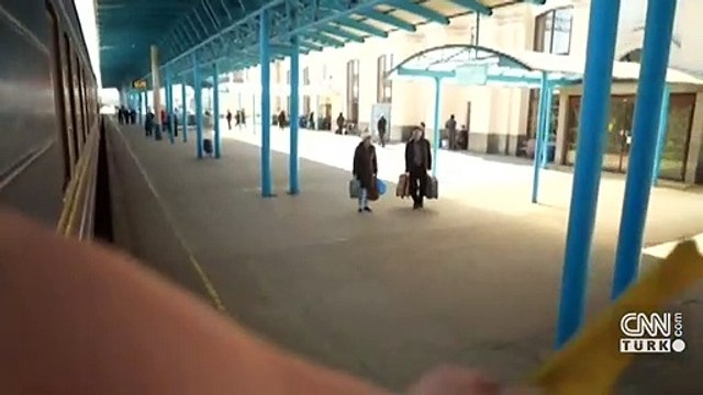 CNN International mülteci trenine bindi