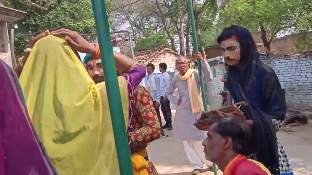 गोरी तो हर चूनरी लाल लाला रे रोड पे चलेलू मालचाल रे