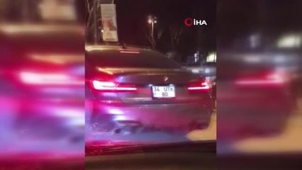 Arabada bebeği olan kadın sürücüye saldırıp aynasını kıran maganda kamerada