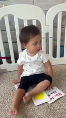 Lisa được mẹ dạy đức tính lễ phép qua lời bài hát