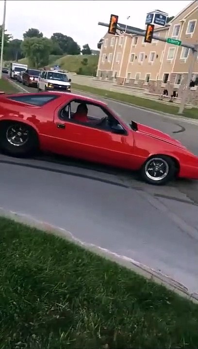 Il veut faire le beau avec sa Corvette et va vite le regretter