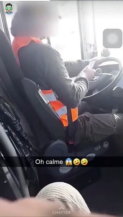Quand ton conducteur de bus scolaire envoie des textos au volant... Inquiétant