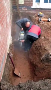 Cet ouvrier se prend la scie circulaire dans la figure mais évite le pire... Chanceux