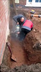 Cet ouvrier se prend la scie circulaire dans la figure mais évite le pire... Chanceux