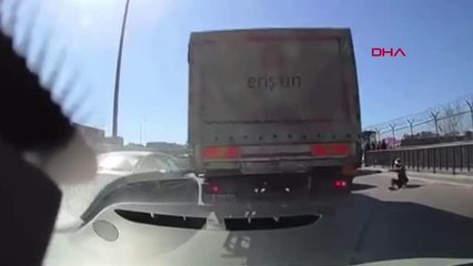 BEYLİKDÜZÜ'NDE DİKKATSİZ TAKSİ ŞOFÖRÜ, YOLCUYU BÖYLE DÜŞÜRDÜ