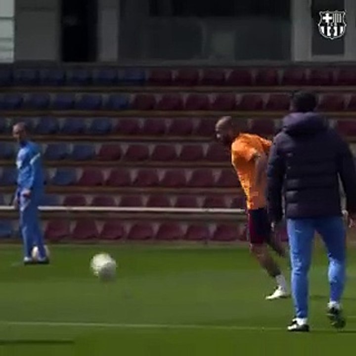 Golazo y celebración de Dani Alves en el entreno del Barça / FCB