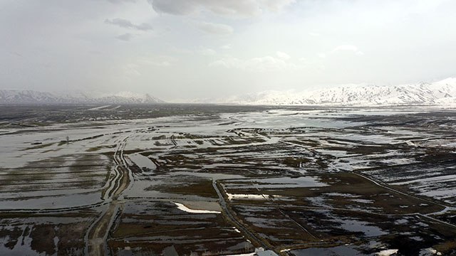 Hakkari'de dere taştı; ova ve evler su altında kaldı