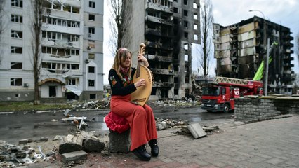 Borodyanka’da yıkılan binaların önünde bandura çaldı