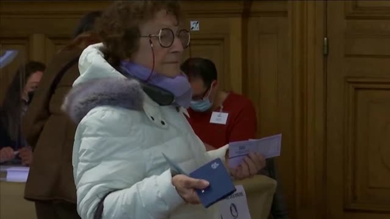 Arrancan las presidenciales en Francia marcadas por la abstención y una ultraderecha en auge
