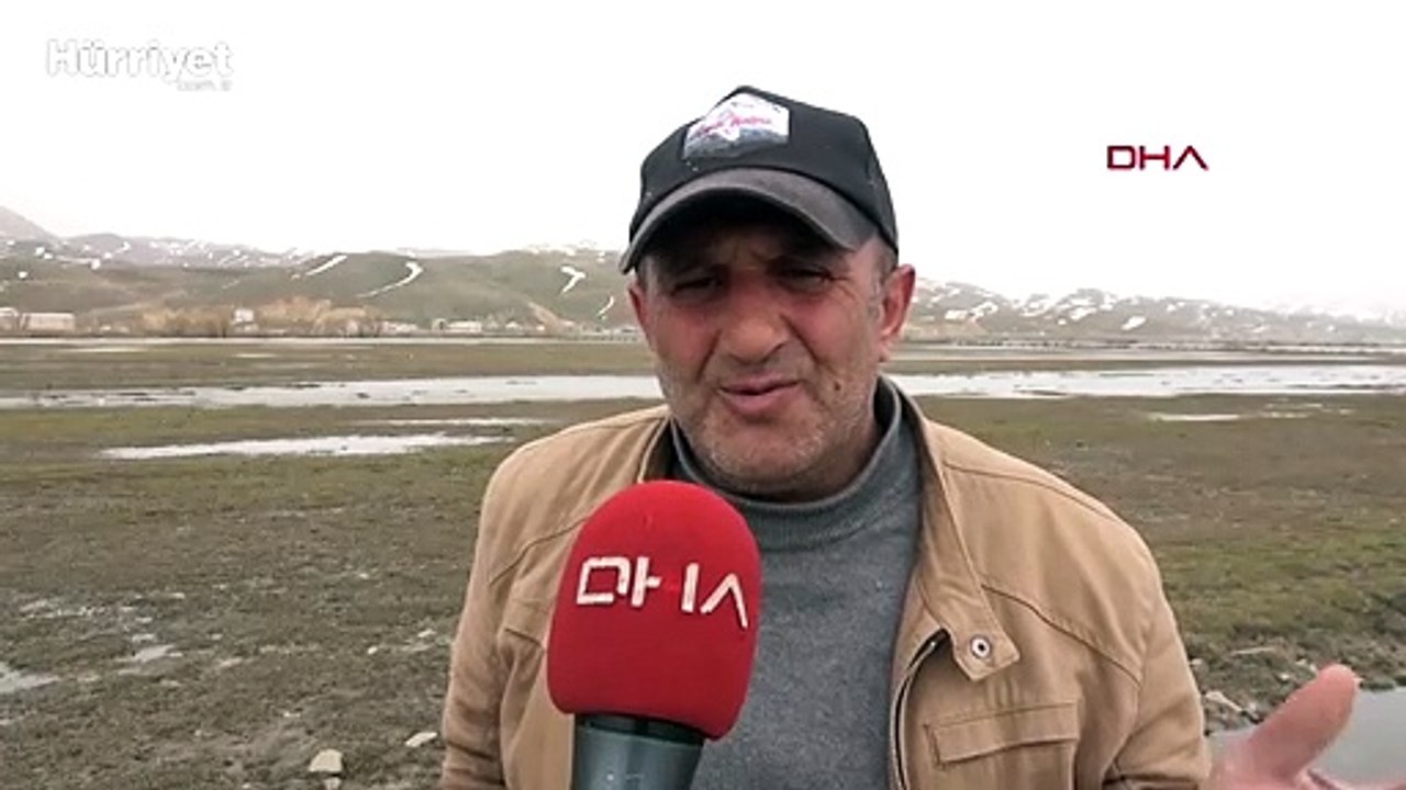 Hakkari'de dere taştı; ova ve evler su altında kaldı