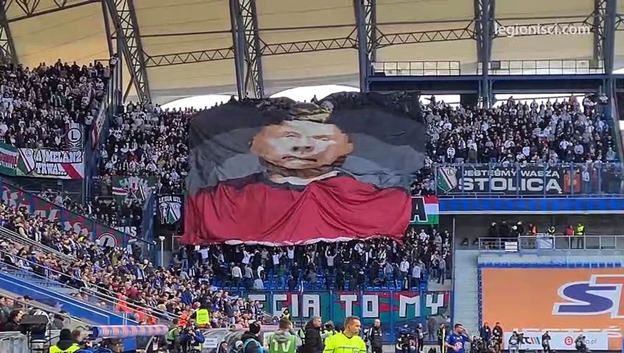 Guerre en Ukraine : les ultras du Legia Varsovie pendent Vladimir Poutine