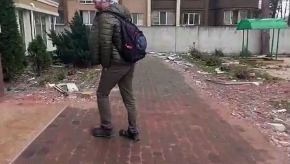 Irpin fantasma: in viaggio con Sasha nel condominio deserto e nell'università in macerie