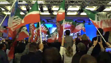 Il ritorno di Berlusconi sul palco: tra cori, battute, cavalli di battaglia e standing ovation