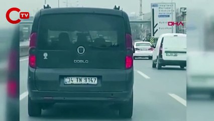 Otomobilde tehlikeli kavga: Direksiyon başındaki sürücüye 'bastonla' vurdu