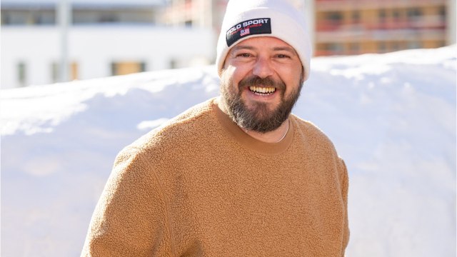 VOICI : Alban Ivanov victime d'un malaise sur scène : l'humoriste contraint d'annuler son spectacle