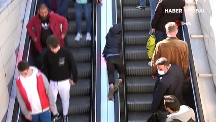 Yürüyen merdivenlerde tehlikeli oyun!