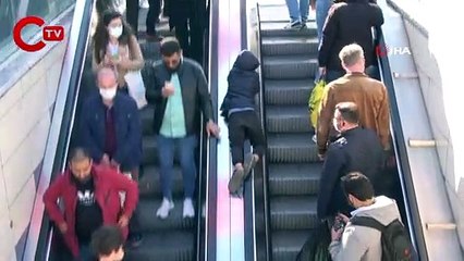 Yürüyen merdivenlerde tehlikeli oyun