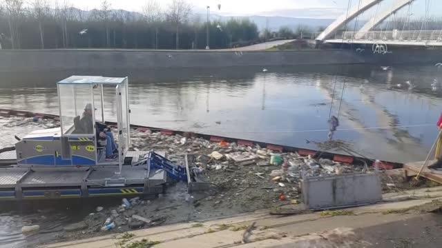 İzmit Körfezi derelerden gelen atıklardan bariyerler le korunuyor