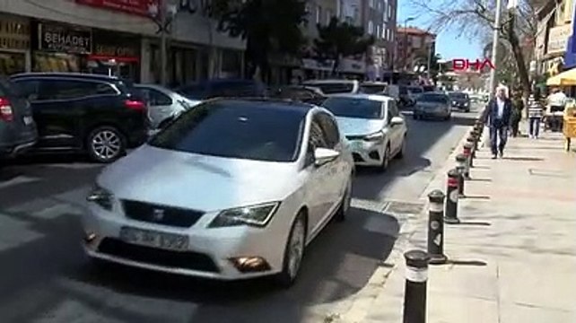 Yol ortasına park ettiği aracıyla hareket halindeki İETT otobüsü arasında sıkıştı