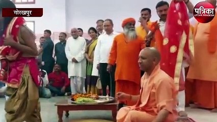 कन्याओं के पांव पखार सीएम योगी ने की मातृशक्ति की आराधना