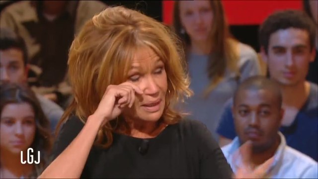 Clémentine Célarié émue aux larmes sur le plateau du Grand Journal