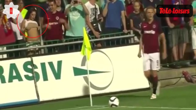 Elle soulève son haut en plein match de foot pour supporter son équipe (Le Zapping web)
