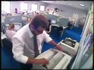 Un homme s'énerve sur une imprimante