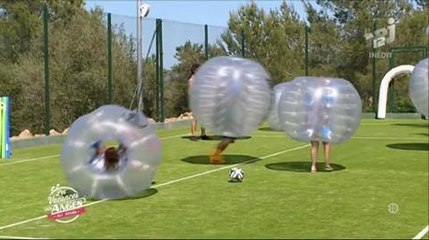 Les vacances des Anges - Thibault dégomme Linda dans une bubble party