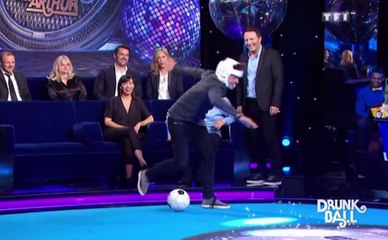 Kev Adams titube et se prend une grosse gamelle chez Arthur... Le Zapping People