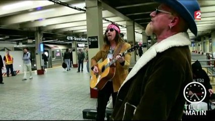 Quand U2 relève le pari de chanter (incognito) dans le métro...