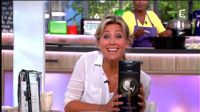 C à vous : Brigitte Lahaie offre un sextoy à Anne-Sophie Lapix