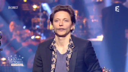 Victoires de la Musique : mais qu'est-il arrivé au visage de Raphaël ?
