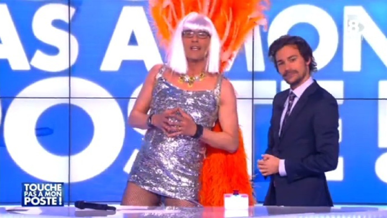 Julien Courbet présente Touche pas à mon poste déguisé en danseuse du Lido