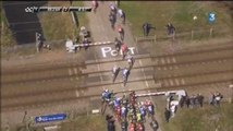 Paris-Roubaix : des cyclistes traversent un passage à niveau et évitent de peu un TGV