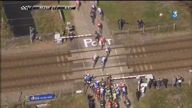 Paris-Roubaix : des cyclistes traversent un passage à niveau et évitent de peu un TGV