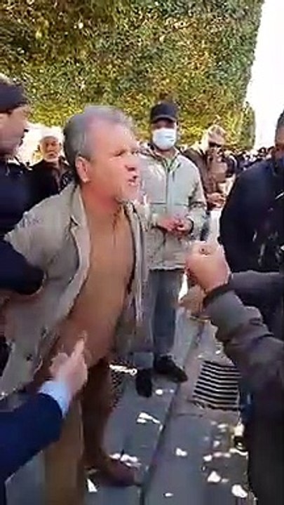 تونس.. مواطنون ونشطاء يحتجون و مناوشات بين أنصار النهضة وقيس سعيد
