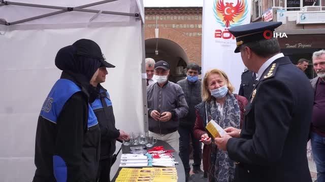 Polis ekipleri vatandaşlara hem hediye dağıttı, hem broşürle bilgilendirdi
