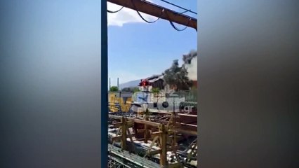 Μαύρισε ο ουρανός στο Αλιβέρι - Καίγεται μεγάλο εργοστάσιο