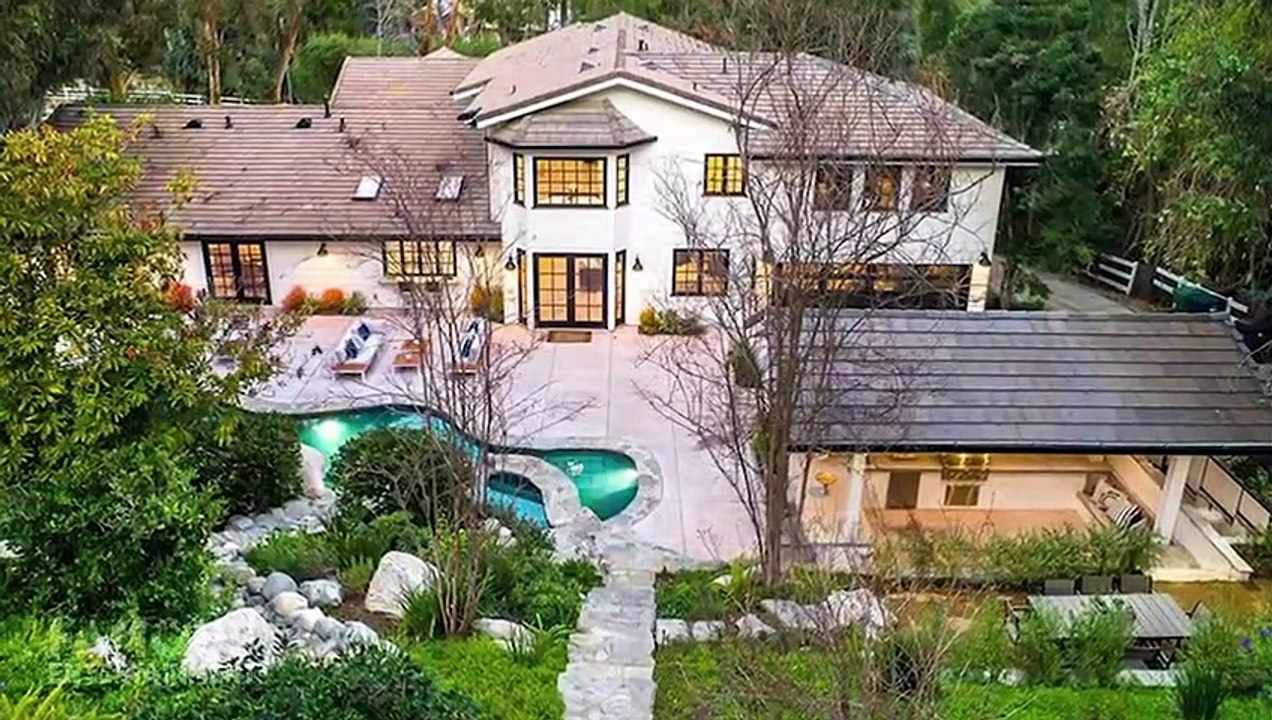10 Celebrities Who Live In Los Angeles | Rihanna, James Charles & More