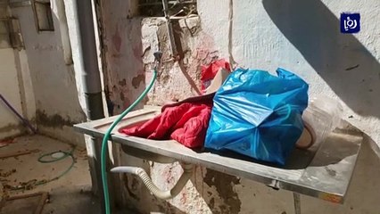 بيت متهالك وأطفال ذوو إعاقة.. الفقر ينهش عائلة أم صالح