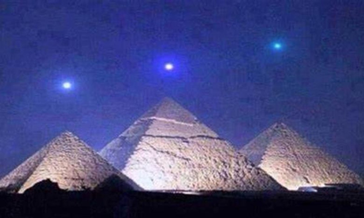 صورة الأهرامات والكواكب التي انتشرت عالميًا  مفبركة