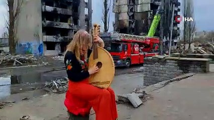 Borodyanka’da yıkılan binaların önünde bandura çaldı