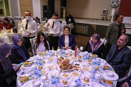 Son dakika gündem: Bakan Yanık, 15 Temmuz şehitlerinin aileleriyle iftarda bir araya geldi (1)