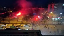 Bursa'da Fenerbahçe ve Galatasaray taraftarı birbirine girdi