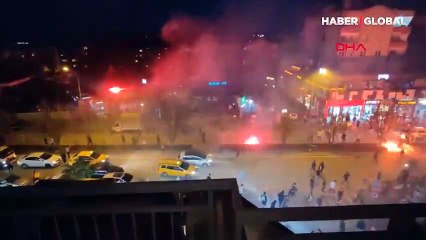 Derbi gerginliği! Taraftarlar birbirine girdi